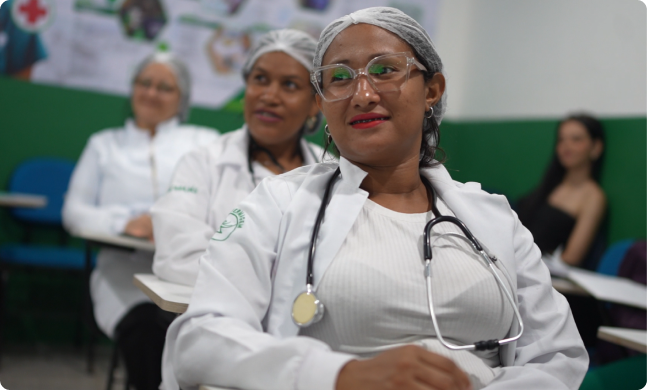 Foto dos alunos nas aulas práticas do curso técnico de enfermagem