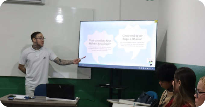 Professor ministrando aula do Curso Técnico de Enfermagem em Parauapebas